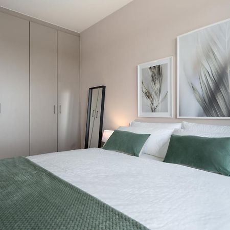 Shs Homes-Luxe Highrise, 2 Bedrooms, Kitchen, Free Parking, Stunning View, Large Tarrasse, Workspace ฮัสเซลต์ ภายนอก รูปภาพ