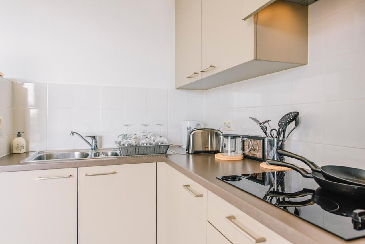 Shs Homes-Luxe Highrise, 2 Bedrooms, Kitchen, Free Parking, Stunning View, Large Tarrasse, Workspace ฮัสเซลต์ ภายนอก รูปภาพ